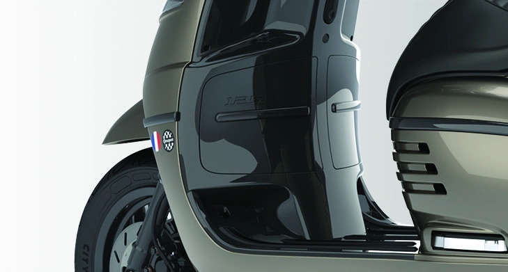 Detail dua kompartemen depan Django Cafe Racer.