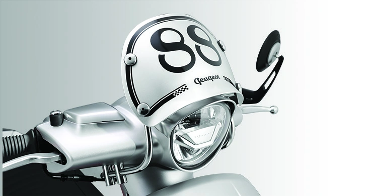 Mini windscreen Django Cafe Racer dengan racing number di atas lampu depan.
