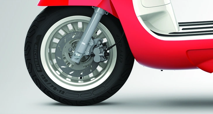 Detail roda depan, cakram, dan kaliper rem Django Classic.