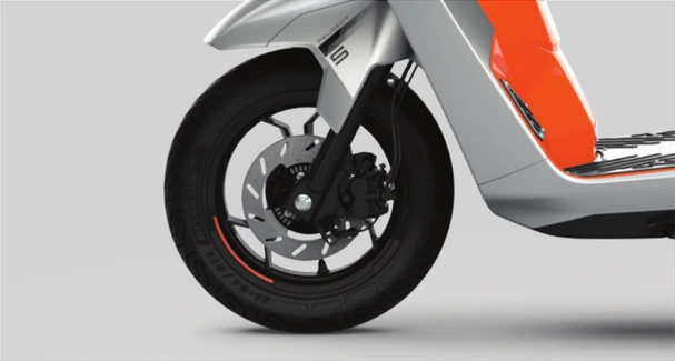 Detail roda dan rem cakram depan Django Evo Sport Silver.