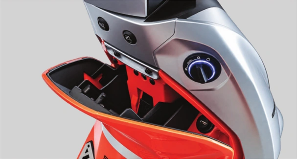 Kontrol keyless ignition dan kompartemen depan Django Evo yang terbuka.