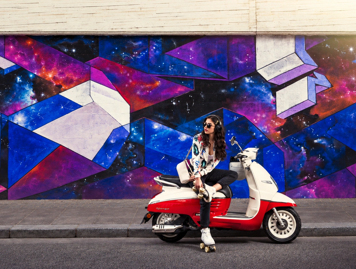 Django Classic Dragon Red & Milky White bersama pengendara di depan mural geometris berwarna biru dan ungu.