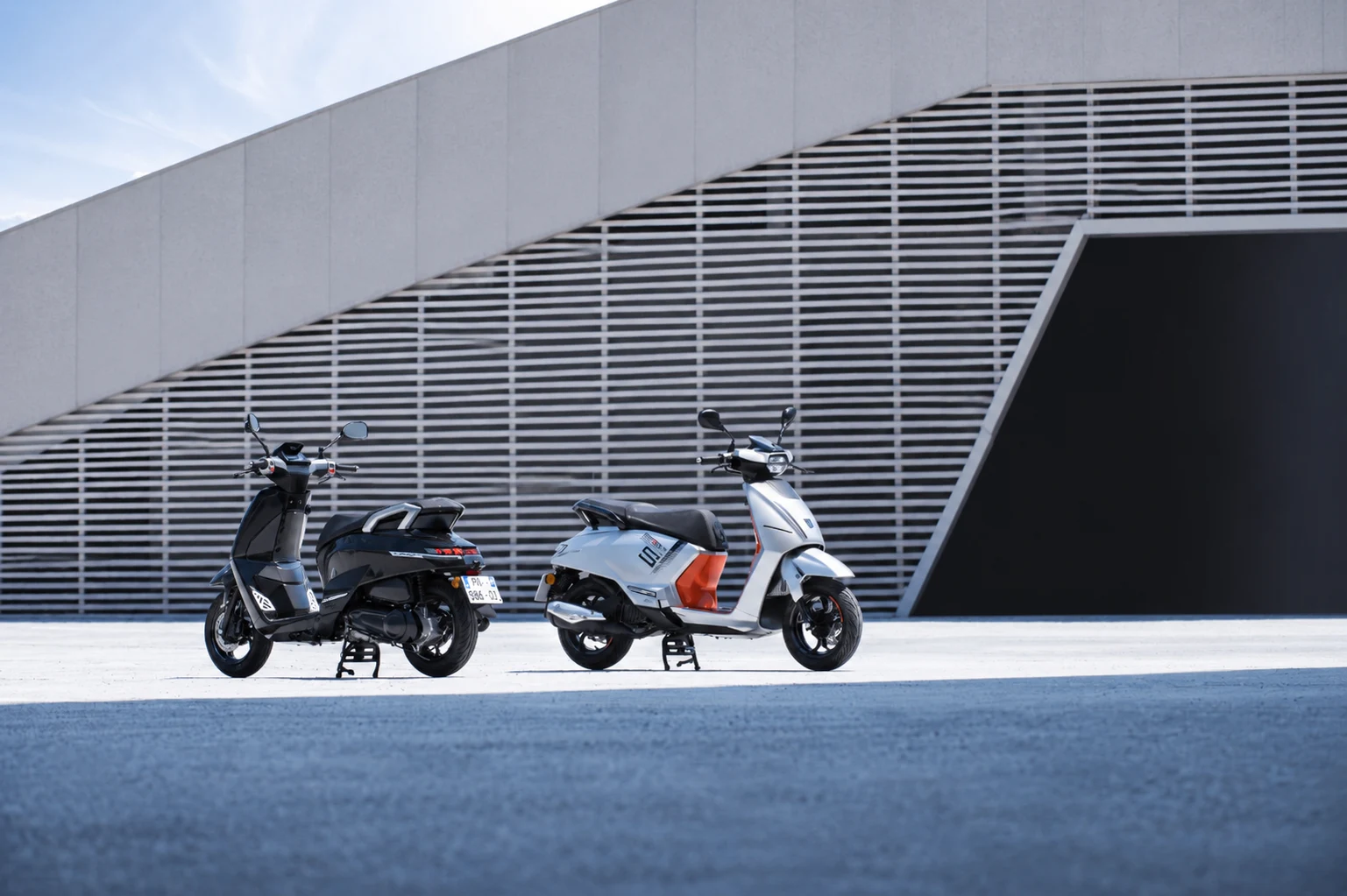 Django Evo Legacy Ink Black dan Sport Silver dalam suasana arsitektur modern.